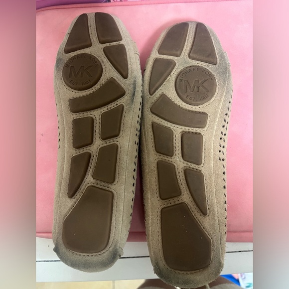 Micheal Kors Flats
Size 5
Worn twice
Box not included
Offers are welcomed - Picture 3 of 3